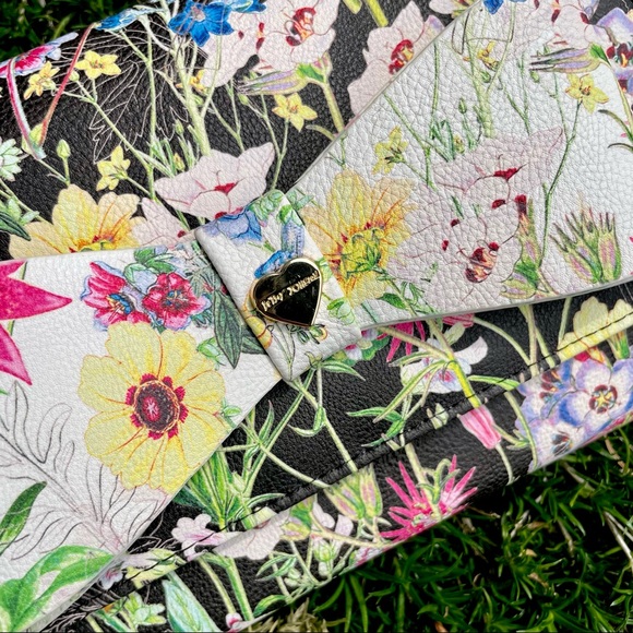 🌎2/$66~NWT Betsey Johnson Dani Floral Crossbody with Bow - Picture 11 of 14